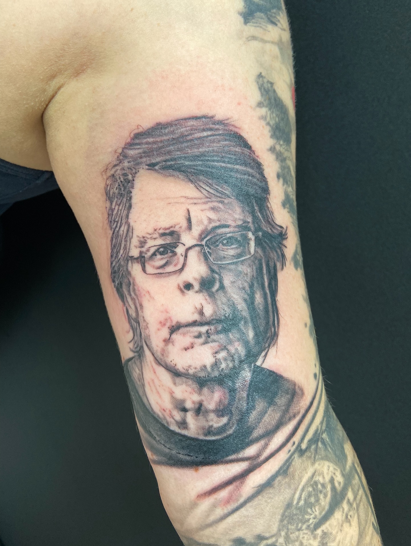 #stephenking #portraittattoo #tattoo #tattooideas #tattoodesign #leipzigtattoo #leipzigtattooartist #leipzigtattoostudio #tattoostyle #newschooltattoo #wannadotattoo #tattooart #tattooideas #believatattoo #borna #bornatattooartist #bornatattoo #tattooborna #tattoostudioborna #blackandgreytattoo #angeltattoo #réalistictattoo
